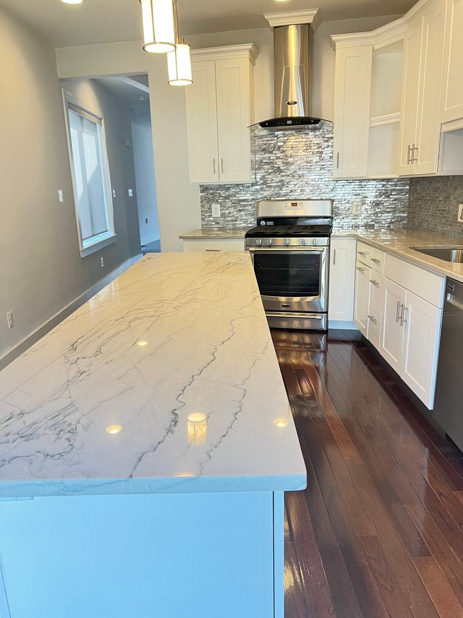 Kitchen with stone-look backsplash, after view 3
