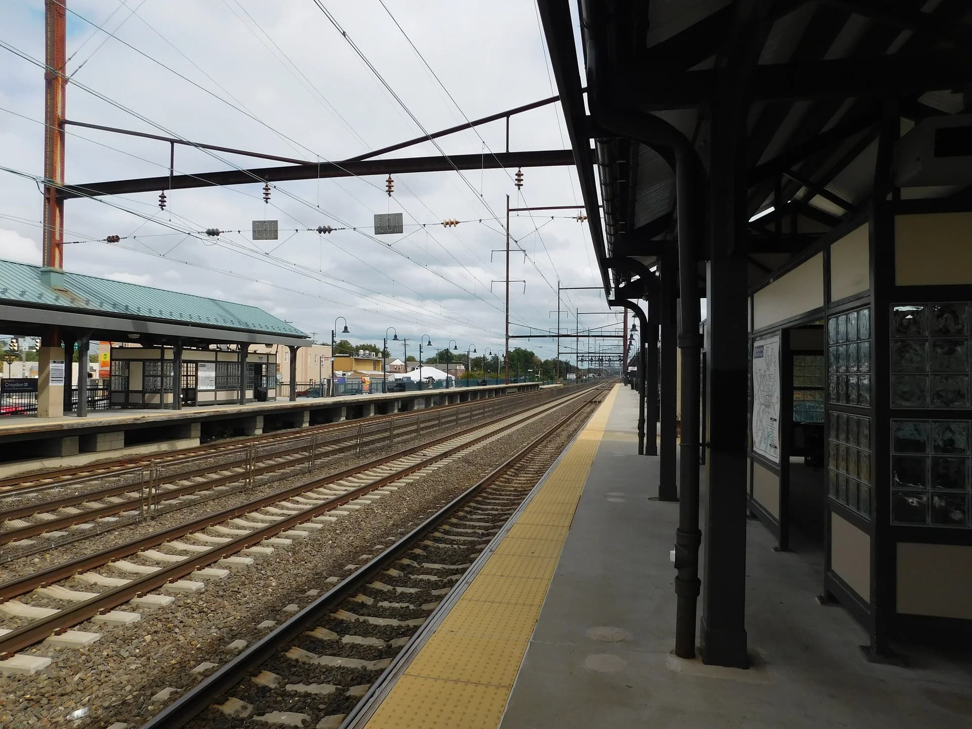 Platforms and tracks at Croydon SEPTA station