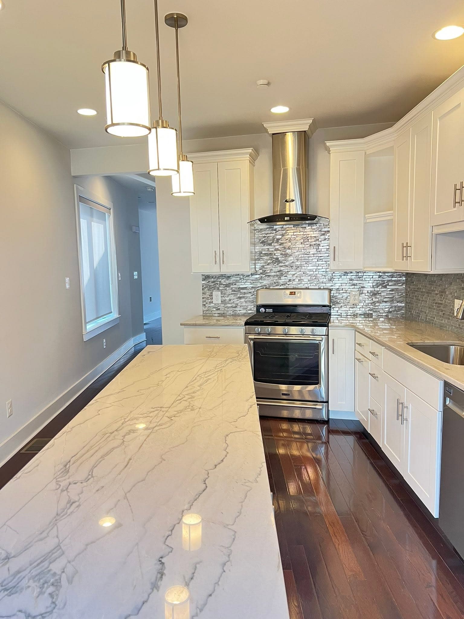 Kitchen with stone-look backsplash, after view 1
